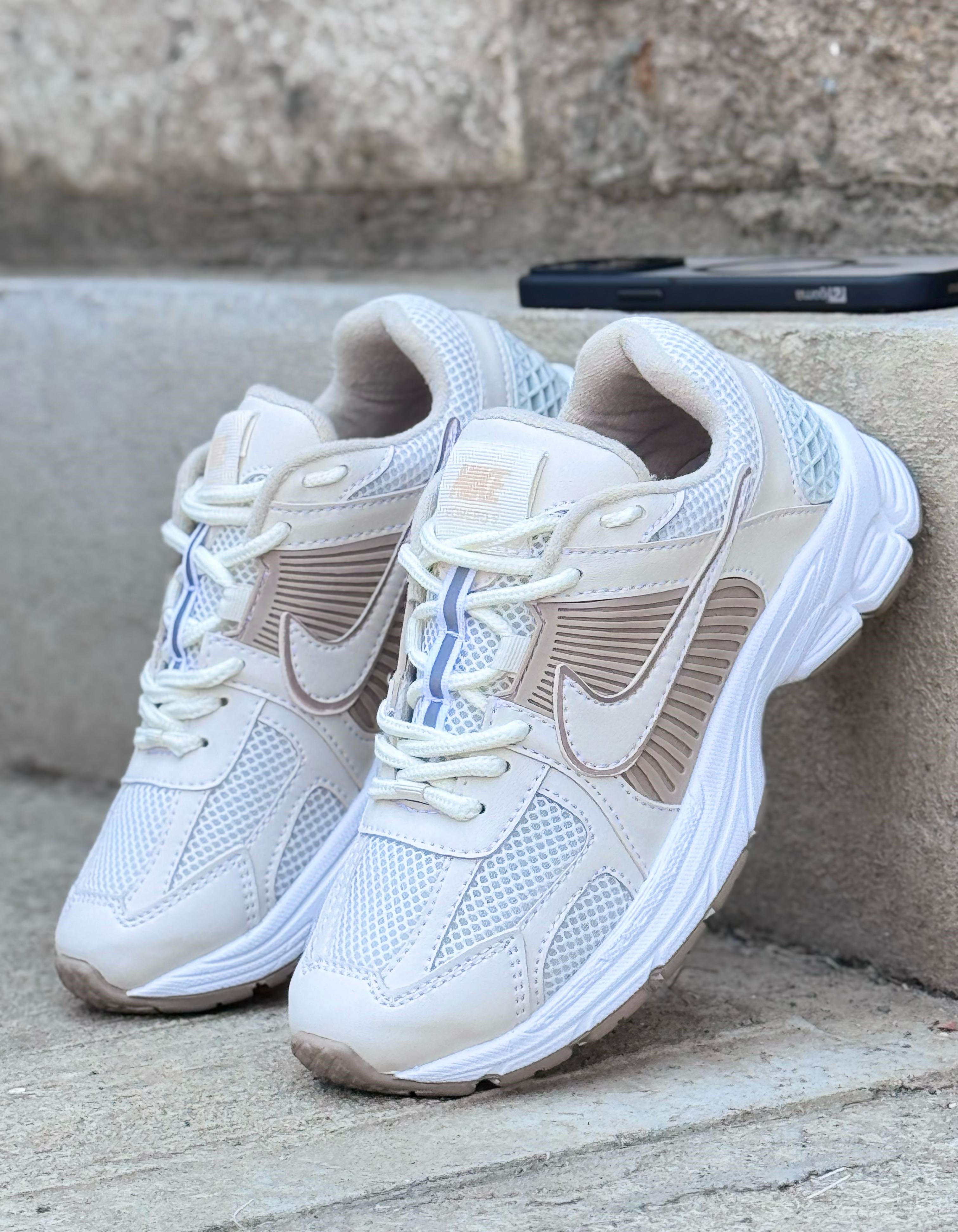 NIKE VOMERO5 BEIGE