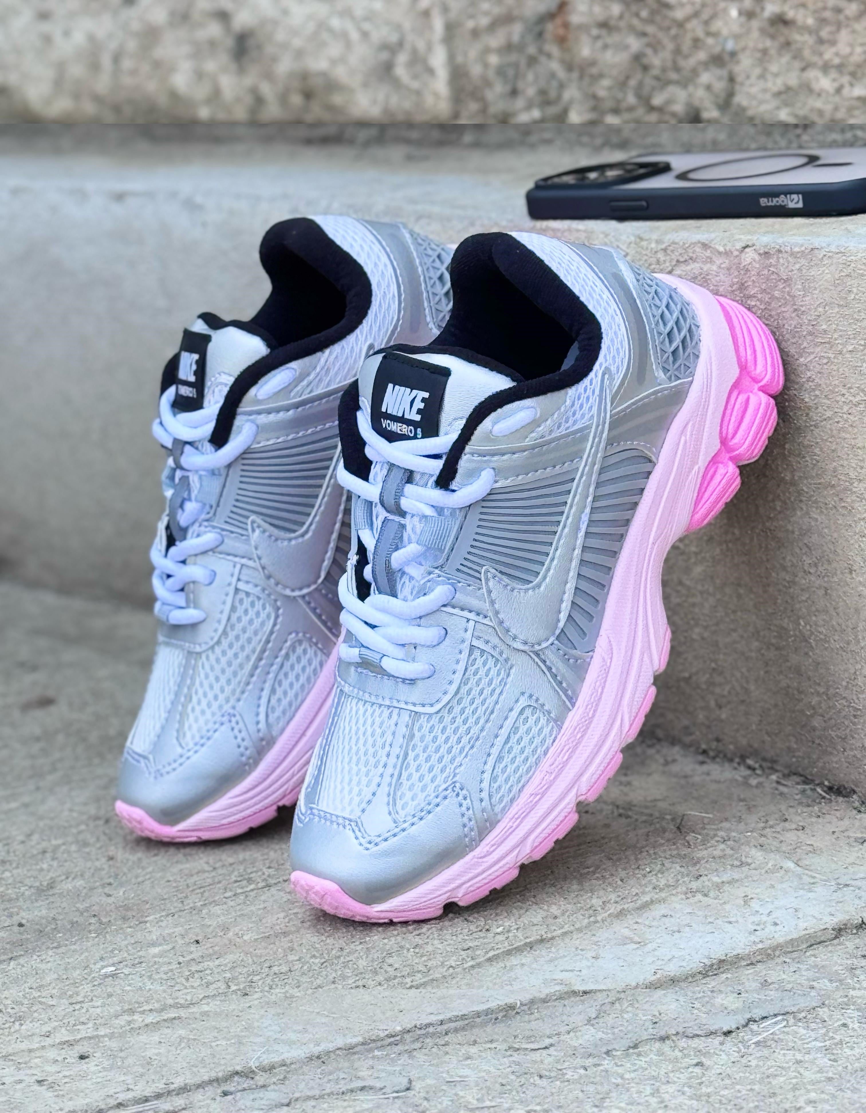 NIKE VOMERO5 GRIS X ROSA