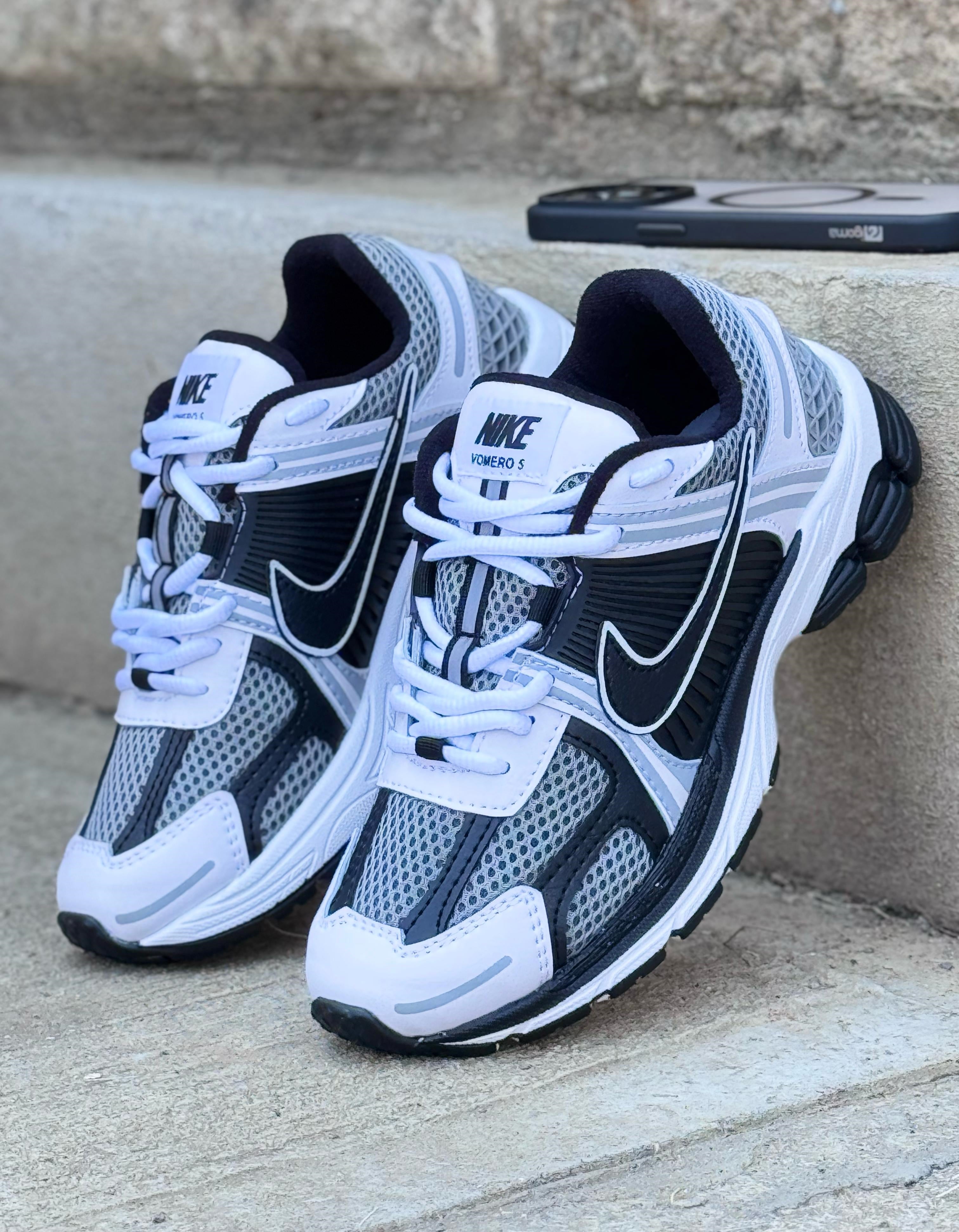 NIKE VOMERO5 BLANCO X NEGRO